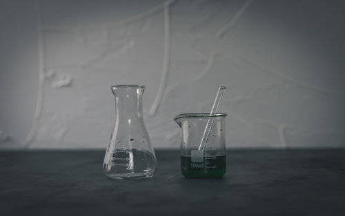 目盛り付きの二種類のガラスビーカーの写真