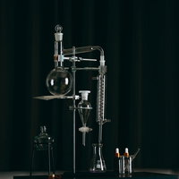 ガラス製の科学実験セット、蒸留装置と薬品瓶の理科教育用の写真