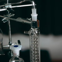 ガラス容器を使った化学実験装置、蒸留装置と試験管の写真