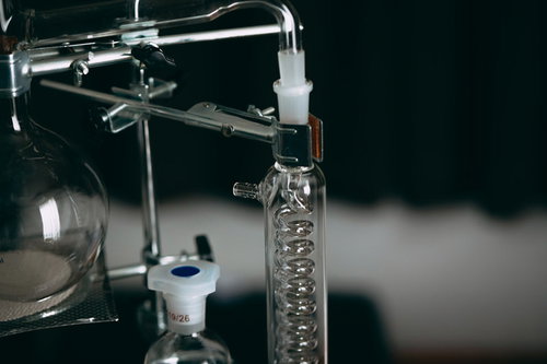 ガラス容器を使った化学実験装置、蒸留装置と試験管