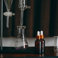 ビーカーとフラスコが用意された科学実験の実験台の写真