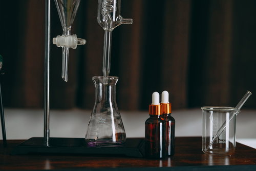 ビーカーとフラスコが用意された科学実験の実験台