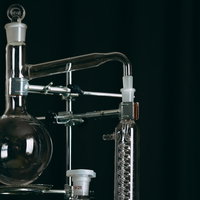 理科授業に向けて準備された丸底フラスコなどの実験機器の写真