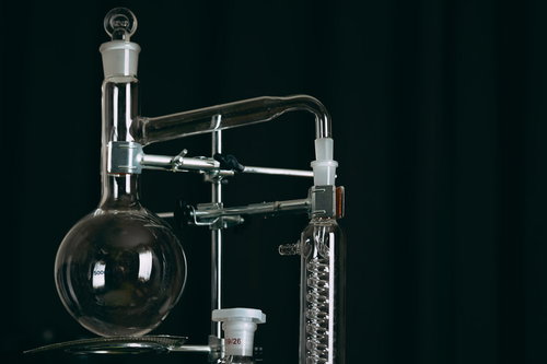 理科授業に向けて準備された丸底フラスコなどの実験機器