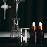 科学実験の研究に用いるビーカーとフラスコなどの実験器具の写真