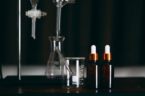 科学実験の研究に用いるビーカーとフラスコなどの実験器具