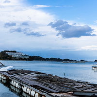 伊勢湾の夕方、木製桟橋に停泊する船着場の海景色の写真