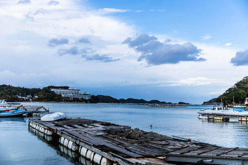 伊勢湾の夕方、木製桟橋に停泊する船着場の海景色