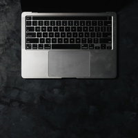 Macbookのキーボードとタッチパッドの写真