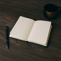 ボールペンと開いた手帳の記録 - デスクの文房具の写真