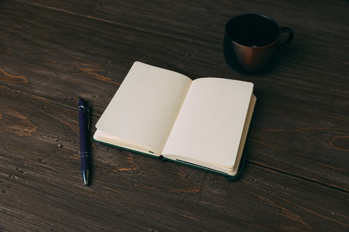 ボールペンと開いた手帳の記録 - デスクの文房具