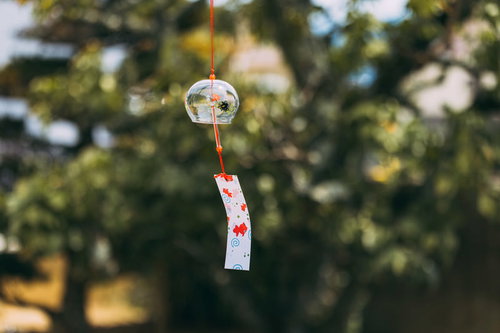 赤い紐の透明な風鈴、夏の季節装飾、和風インテリア