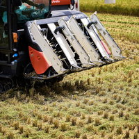 深夜の商店街に立つ錆びた看板と閉店した店舗群の写真