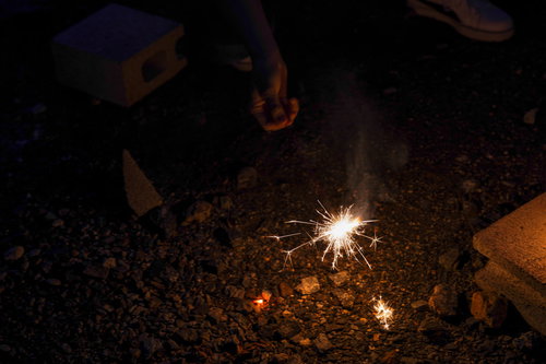 暗闇で火花が散る手持ち花火の光景、夏夜の思い出