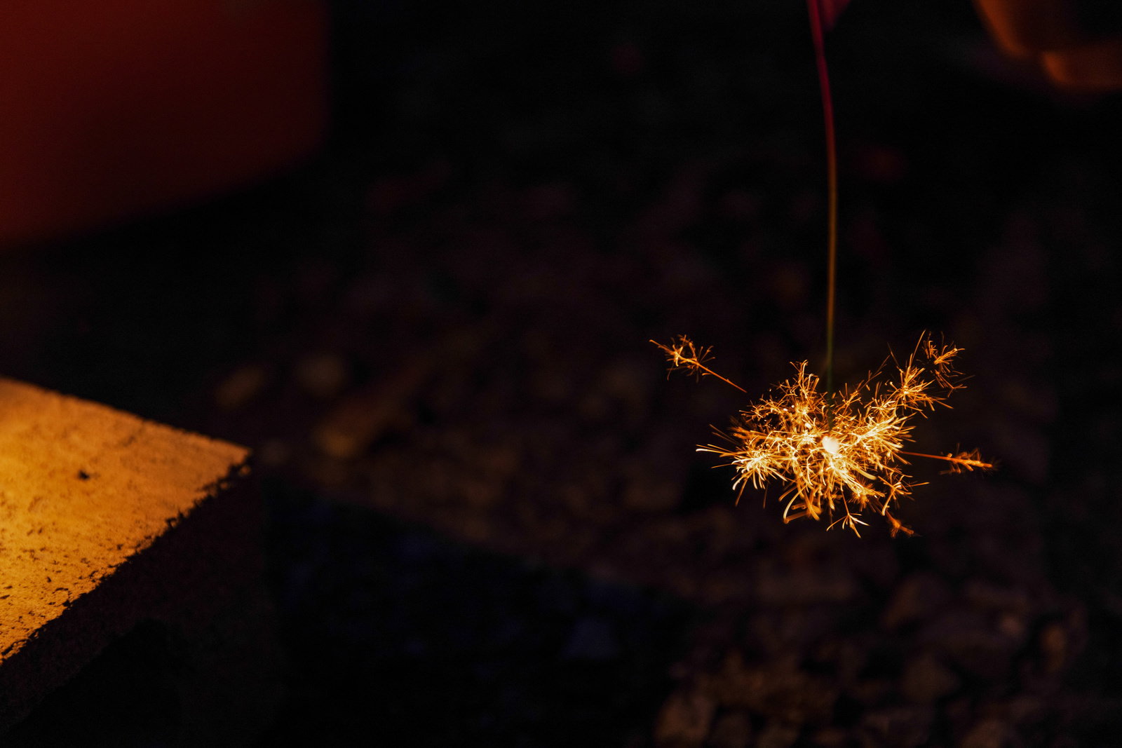 夏の夜に燃える線香花火の火花