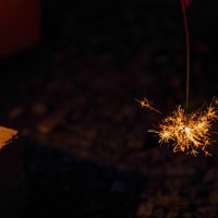 線香花火と夜の火花（夏の風物詩）の写真
