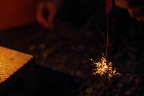 夜間の庭で光る線香花火の儚い思い出、黄金色の火花が散る夏の風物詩