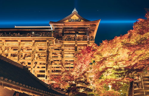 ライトアップされた清水寺本堂の舞台と楽舎の秋夜景