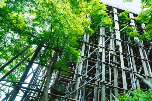 平成の大改修で工事中の清水寺本堂を囲む足場
