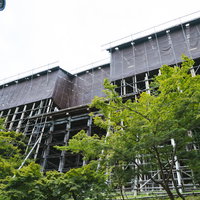 平成の大改修中の清水寺本堂の工事風景と足場の写真