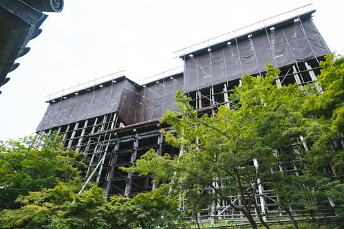 平成の大改修中の清水寺本堂の工事風景と足場