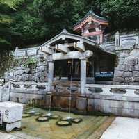 清水寺の音羽の滝（おとわのたき）の石組みと柄杓の写真
