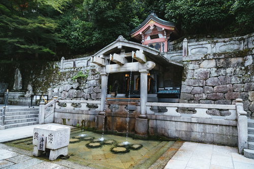 清水寺の音羽の滝（おとわのたき）の石組みと柄杓