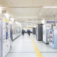 清澄白河駅の改札を出たすぐの駅構内通路と乗降客の流れの写真