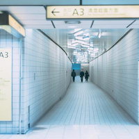 清澄白河駅A3出口への通路、蛍光灯が照らす長い地下通路の写真