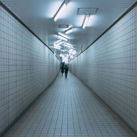 無造作に配置された蛍光灯が照らす清澄白河の地下通路の写真