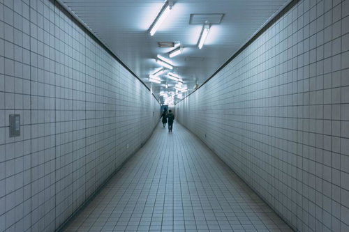 無造作に配置された蛍光灯が照らす清澄白河の地下通路