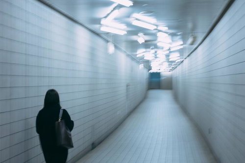 異変を感じて引き返したい清澄白河の地下通路