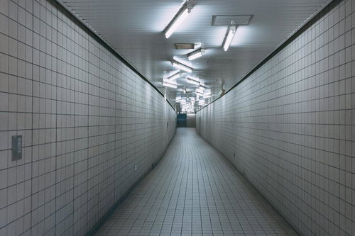 散らばる蛍光灯と不思議な地下通路（清澄白河駅）