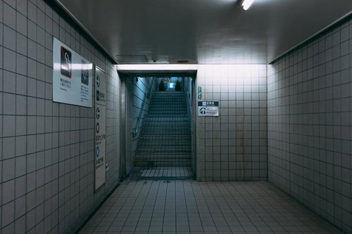 清澄白河の地下通路で蛍光灯が照らす階段への道