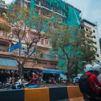 カンボジアの街並みに建つ建設中の集合住宅の写真