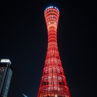 夜間にライトアップされた神戸ポートタワーの赤い塔体の写真