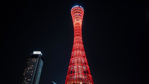 夜間にライトアップされた神戸ポートタワーの赤い塔体