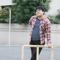 トラブルを後ろから見守る友人の写真