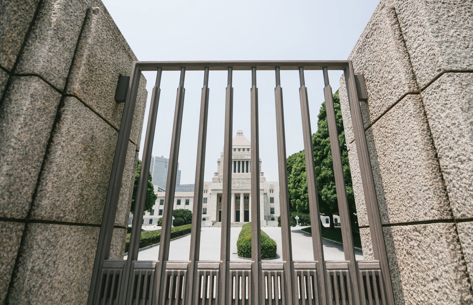 石造りの柵越しに見える国会議事堂の建物