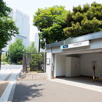 永田町駅の駅名標と国会周辺の駅前の写真