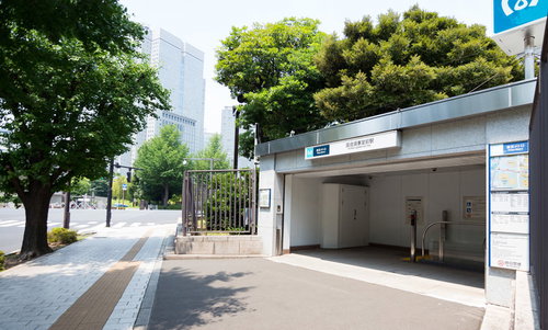 永田町駅の駅名標と国会周辺の駅前