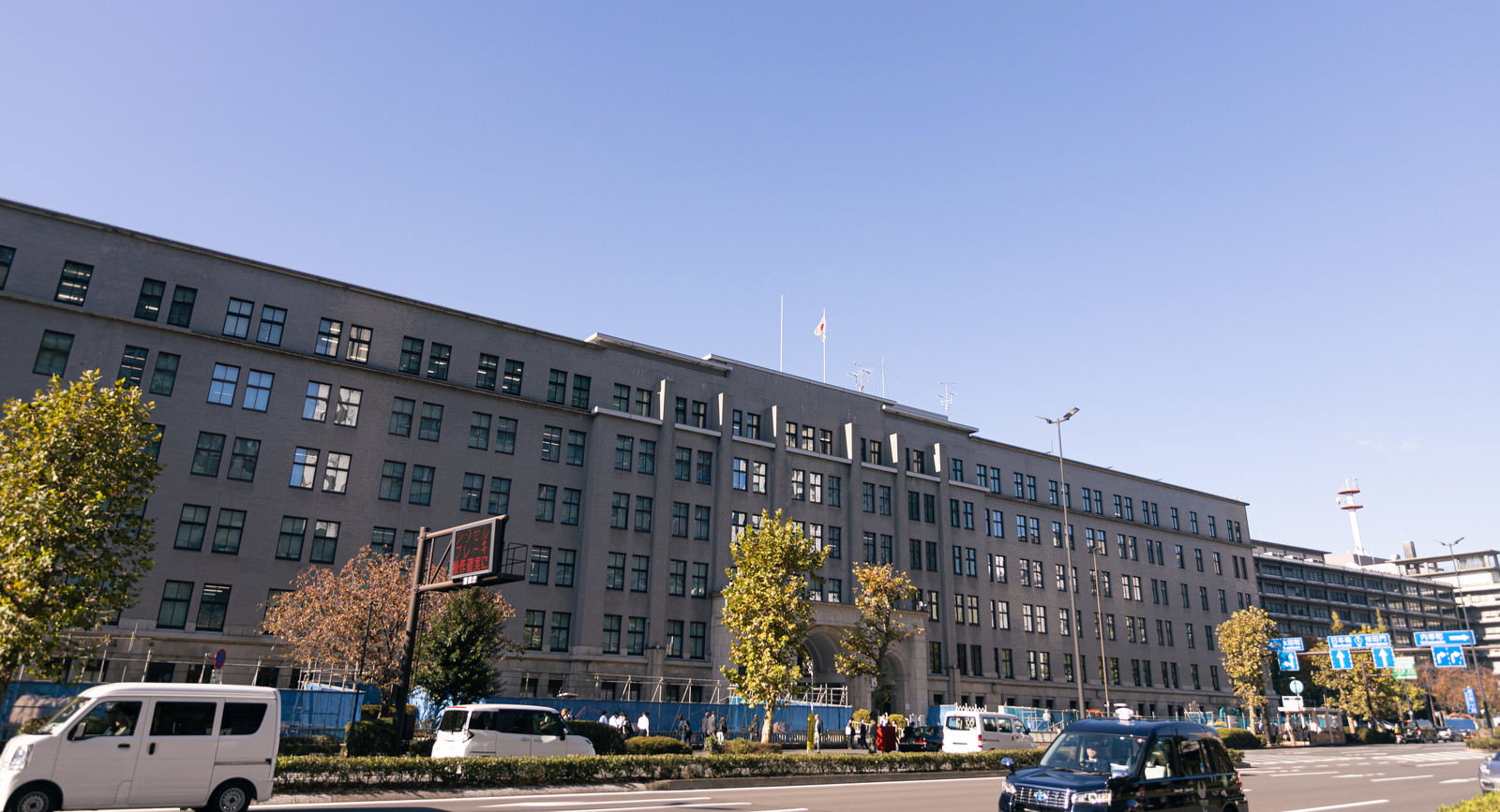 青空の下に建つ国税庁の大きなコンクリート造りの庁舎