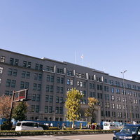 霞ヶ関の国税庁庁舎の外観、青空とコンクリート造りの政府施設の写真