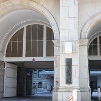 財務省と国税庁の石造りアーチ型出入口通路の写真