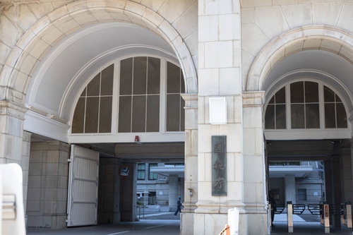 財務省と国税庁の石造りアーチ型出入口通路