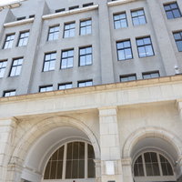 国税庁銘板と建造物の正面入口玄関の写真