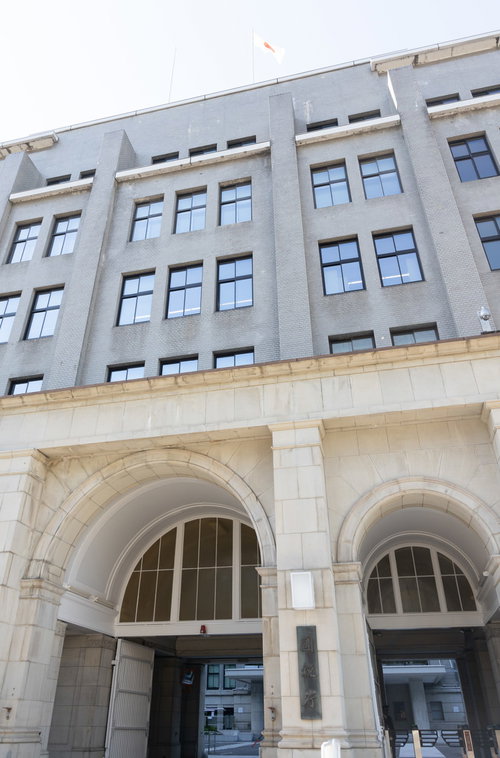 国税庁銘板と建造物の正面入口玄関