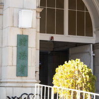 財務省銘板と石造り建物の通用口の写真