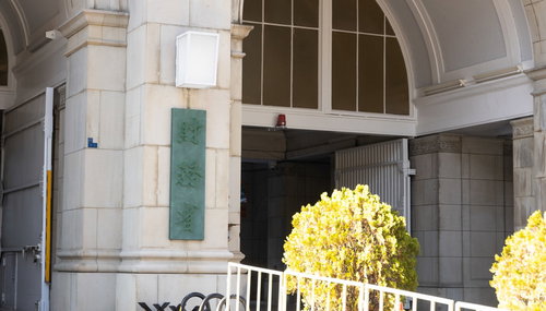 財務省銘板と石造り建物の通用口