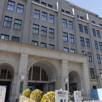 財務省と国税庁の石造りアーチ型出入り口の外観の写真